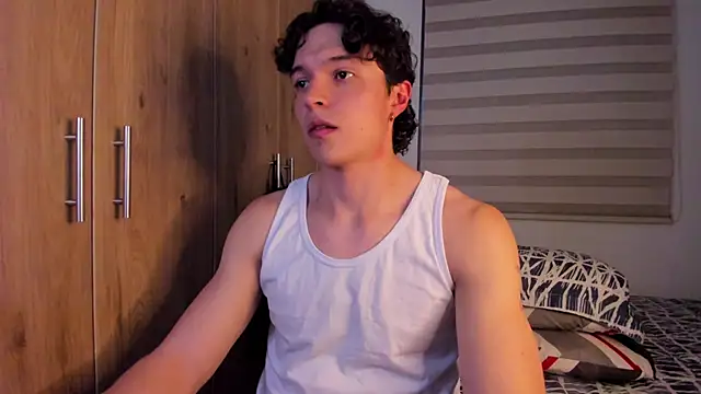 Snapshot of Mastrangelo_xxx chatting on 10/21/25, 04:56 Mastrangelo xxx online show from 10/21/25, 04:56