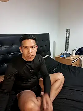 Snapshot of liamlara chatting on 10/02/25, 03:43 liamlara online show from 10/02/25, 03:43