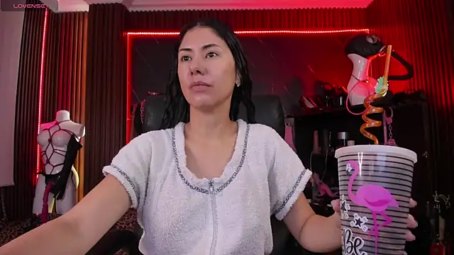 Snapshot of XiaQueen chatting on 11/19/25, 11:32 XiaQueen online show from 11/19/25, 11:32