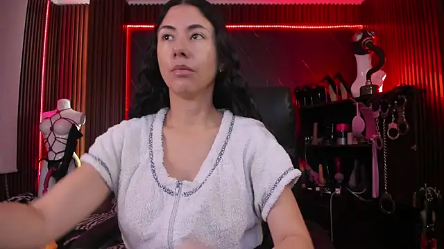 Snapshot of XiaQueen chatting on 10/29/25, 11:20 XiaQueen online show from 10/29/25, 11:20