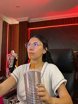 Snapshot of XiaQueen chatting on 11/13/25, 11:36 XiaQueen online show from 11/13/25, 11:36