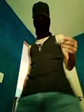 Snapshot of 1Dseralmora2 chatting on 10/24/25, 04:28 1Dseralmora2 online show from 10/24/25, 04:28