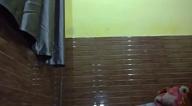 Snapshot of Queen_Couple chatting on 02/18/25, 04:58 Queen Couple online show from 02/18/25, 04:58