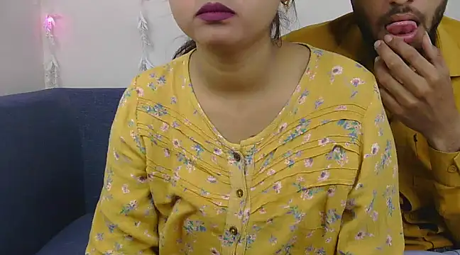 Snapshot of Queen_Couple chatting on 03/23/25, 05:00 Queen Couple online show from 03/23/25, 05:00