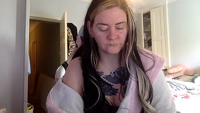 Snapshot of AureliaXOX chatting on 02/05/25, 01:44 AureliaXOX online show from 02/05/25, 01:44