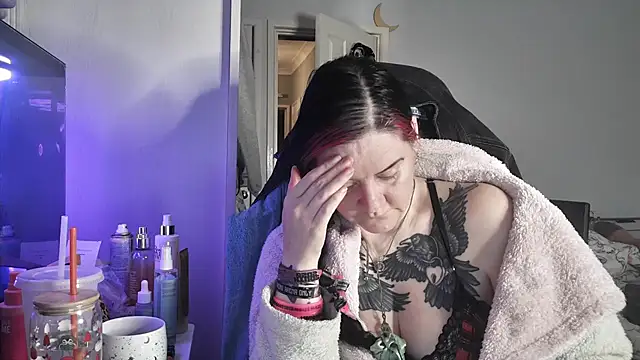 AureliaXOX online show from 12/16/25, 02:32