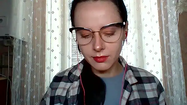 Snapshot of LuminousLady chatting on 09/11/25, 07:30 LuminousLady online show from 09/11/25, 07:30
