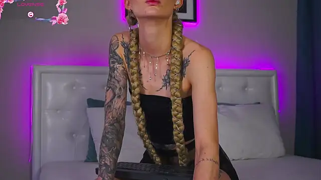 LeaCox  online show from 11/09/25, 08:29