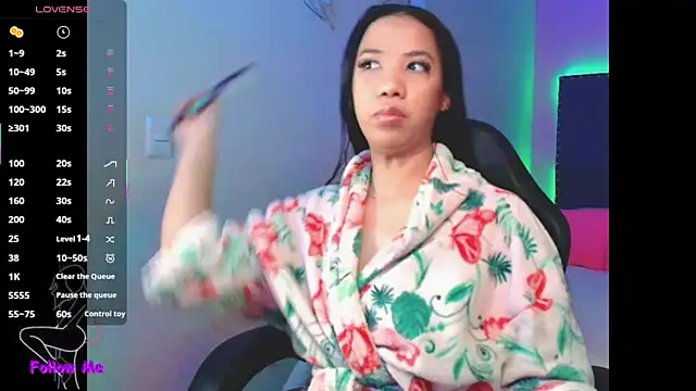 SallyWhitee online show from 11/20/25, 04:35