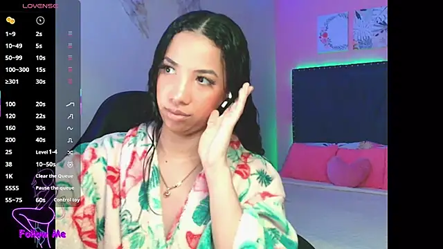 SallyWhitee online show from 12/21/25, 04:25