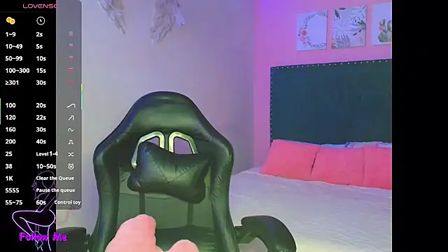 SallyWhitee online show from 12/19/25, 04:49