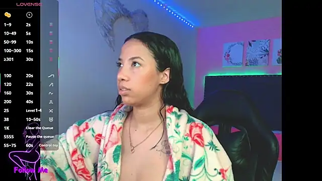 SallyWhitee online show from 12/18/25, 04:17