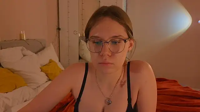 Mia Luw online show from 12/14/25, 10:10