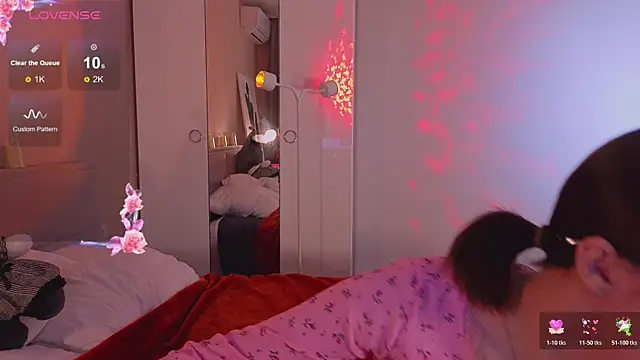 Mia Luw online show from 11/12/25, 03:43