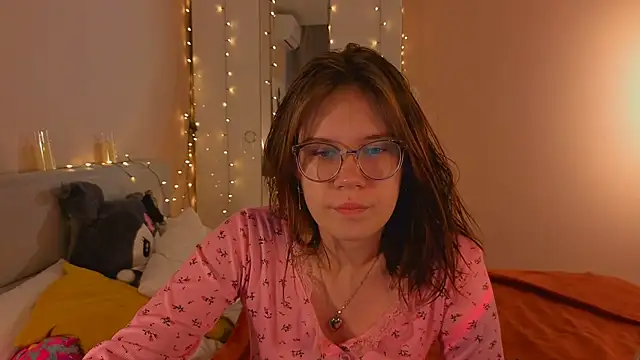 Mia Luw online show from 12/21/25, 03:41