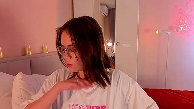 Mia Luw online show from 11/15/25, 04:44