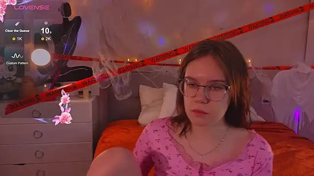 Mia Luw online show from 10/26/25, 02:56