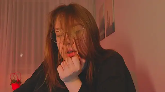 Mia Luw online show from 04/28/26, 05:39
