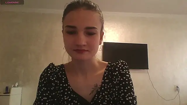 Snapshot of RoyalDessertt chatting on 03/07/25, 08:34 RoyalDessertt online show from 03/07/25, 08:34