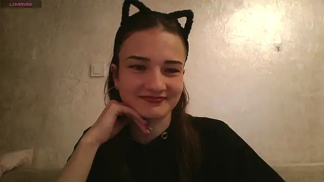 Snapshot of RoyalDessertt chatting on 03/13/25, 07:31 RoyalDessertt online show from 03/13/25, 07:31