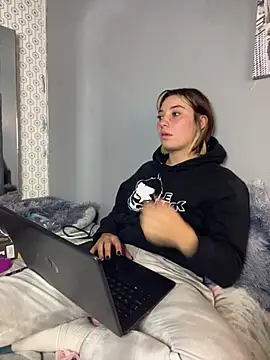 Snapshot of Maggie_Geller chatting on 03/05/25, 11:27 Maggie Geller online show from 03/05/25, 11:27