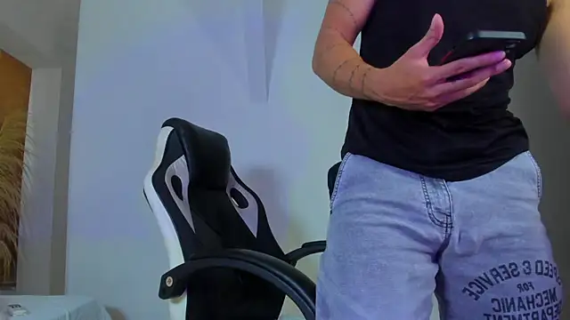 ISAAC CRYSTON online show from 11/30/25, 09:26