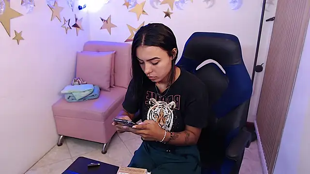 Snapshot of julieta_fn chatting on 06/18/26, 01:49 julieta fn online show from 06/18/26, 01:49