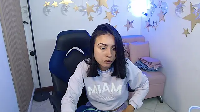 Snapshot of julieta_fn chatting on 06/30/26, 01:44 julieta fn online show from 06/30/26, 01:44