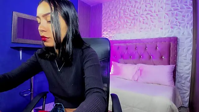 Snapshot of julieta_fn chatting on 06/03/26, 02:33 julieta fn online show from 06/03/26, 02:33