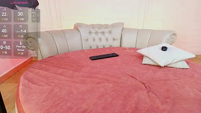 Snapshot of LucianaCastro_ chatting on 03/17/25, 03:50 LucianaCastro online show from 03/17/25, 03:50