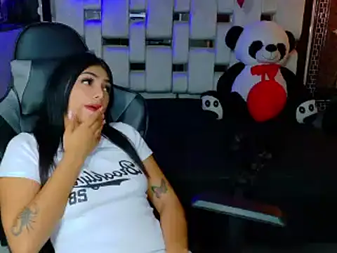 Snapshot of Natha_and_Sophia chatting on 02/17/25, 05:04 Natha and Sophia online show from 02/17/25, 05:04