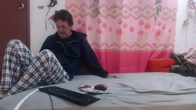 Snapshot of jeans_and_emma chatting on 03/16/25, 08:32 jeans and emma online show from 03/16/25, 08:32