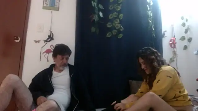 Snapshot of jeans_and_emma chatting on 03/18/25, 12:30 jeans and emma online show from 03/18/25, 12:30