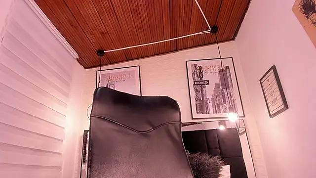 Snapshot of tylla_ chatting on 09/30/25, 03:23 tylla online show from 09/30/25, 03:23