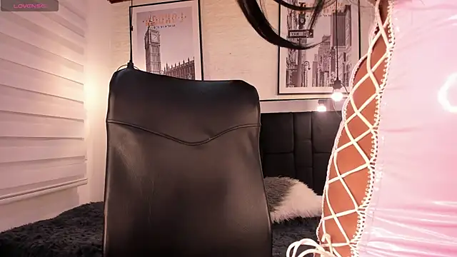 tylla  online show from 10/24/25, 04:11