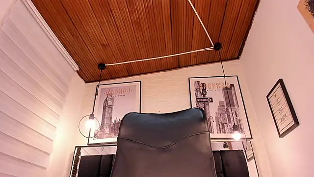 Snapshot of tylla_ chatting on 10/10/25, 04:13 tylla online show from 10/10/25, 04:13
