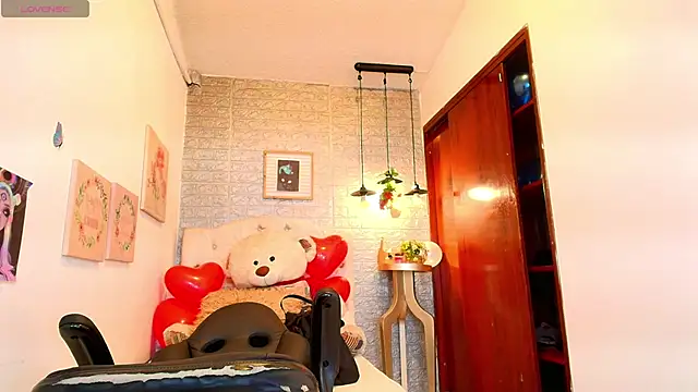 Snapshot of tylla_ chatting on 03/19/25, 03:30 tylla online show from 03/19/25, 03:30