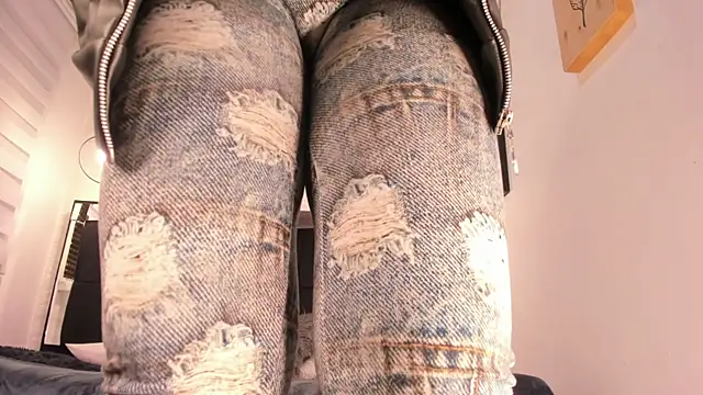 tylla  online show from 11/21/25, 04:00