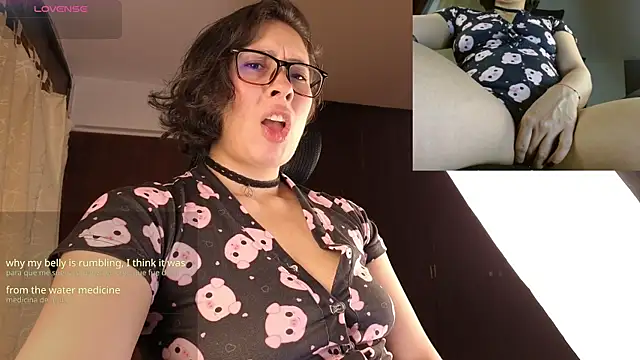 Snapshot of sophia_dumont chatting on 10/27/25, 12:44 sophia dumont online show from 10/27/25, 12:44