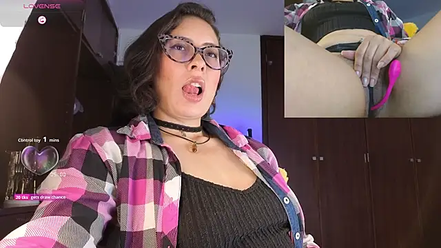 Snapshot of sophia_dumont chatting on 11/30/25, 11:05 sophia dumont online show from 11/30/25, 11:05