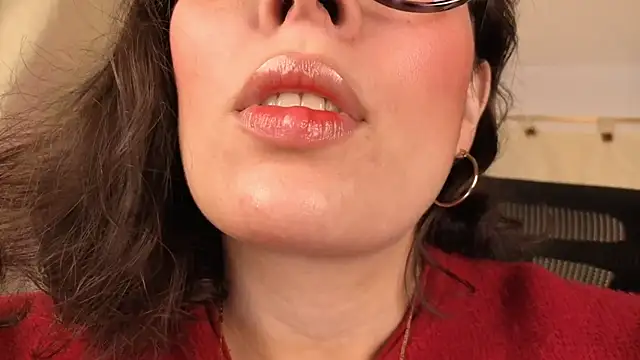 Snapshot of sophia_dumont chatting on 04/19/26, 12:44 sophia dumont online show from 04/19/26, 12:44