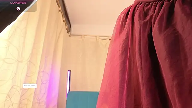 Snapshot of sophia_dumont chatting on 10/22/25, 01:49 sophia dumont online show from 10/22/25, 01:49