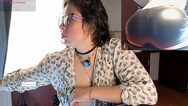 Snapshot of sophia_dumont chatting on 11/19/25, 10:21 sophia dumont online show from 11/19/25, 10:21