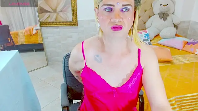 Snapshot of Dolldirtyxxx chatting on 04/26/26, 05:05 Dolldirtyxxx online show from 04/26/26, 05:05