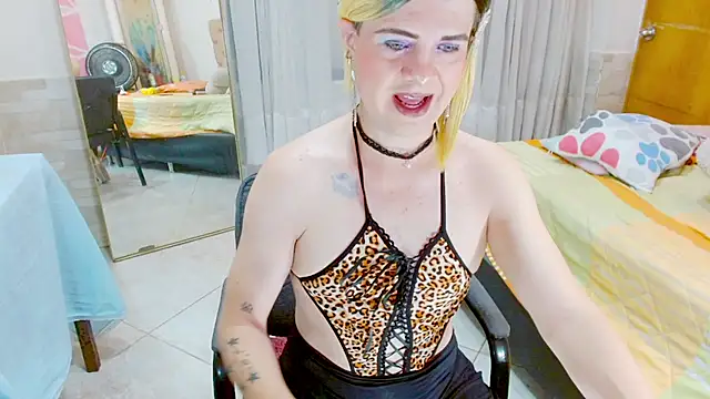 Snapshot of Dolldirtyxxx chatting on 05/09/26, 05:00 Dolldirtyxxx online show from 05/09/26, 05:00