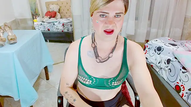 Snapshot of Dolldirtyxxx chatting on 05/26/26, 05:05 Dolldirtyxxx online show from 05/26/26, 05:05