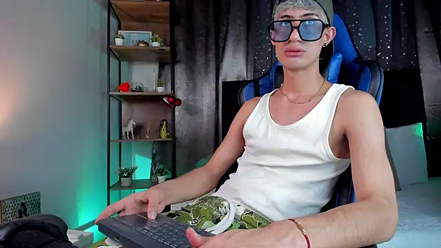 NovaaWheler online show from 12/19/25, 08:33