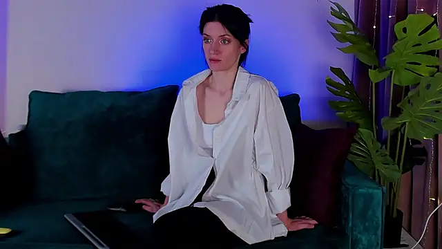 Snapshot of roxy_riot_ chatting on 02/15/25, 01:31 roxy riot online show from 02/15/25, 01:31