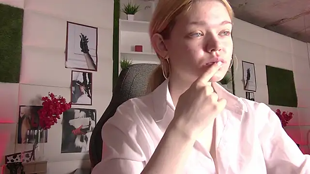 Snapshot of AdeleCartier chatting on 03/06/25, 01:37 AdeleCartier online show from 03/06/25, 01:37