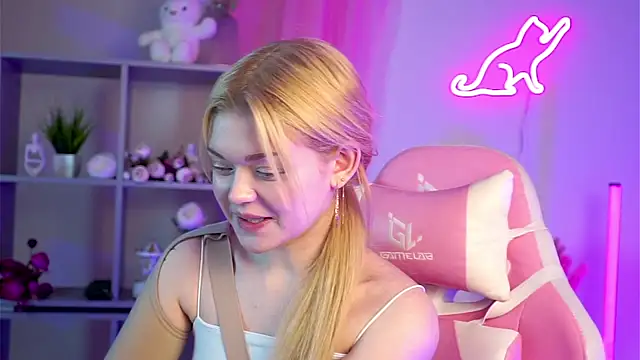 Snapshot of AdeleCartier chatting on 03/18/25, 01:24 AdeleCartier online show from 03/18/25, 01:24